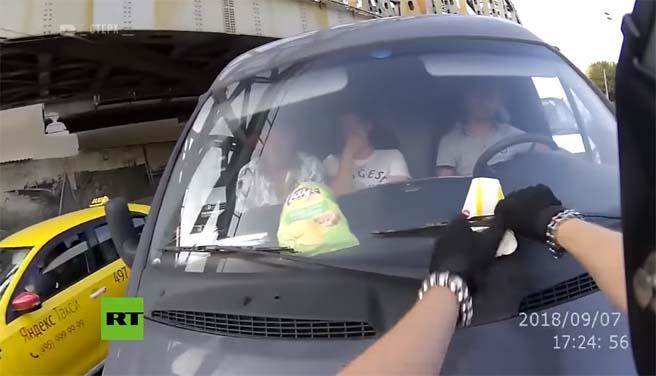 【影】從車窗扔垃圾！後方騎士拾起尾隨 霸氣一招還給駕駛