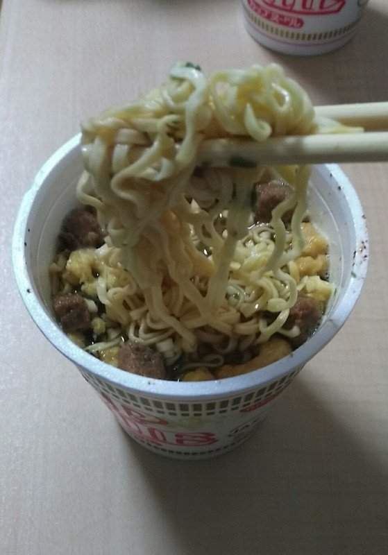 號稱能保存10年的日清杯麵現在變成什麼模樣？