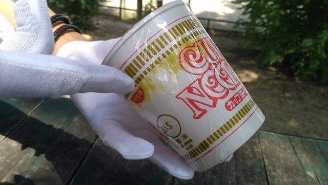 號稱能保存10年的日清杯麵現在變成什麼模樣？