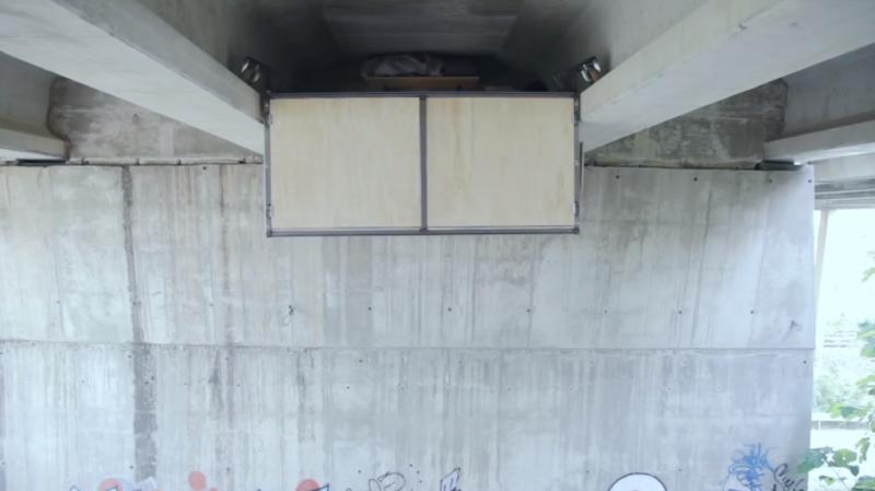 他突發奇想，打造秘密基地懸掛「橋底下」！小小麻雀五臟俱全，設計讓人讚嘆，至今仍沒人發現！