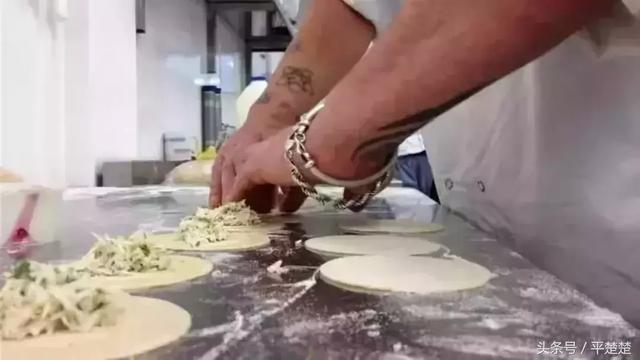 廚師殺過人，服務員是投毒犯，這家餐廳卻驚艷了BBC……