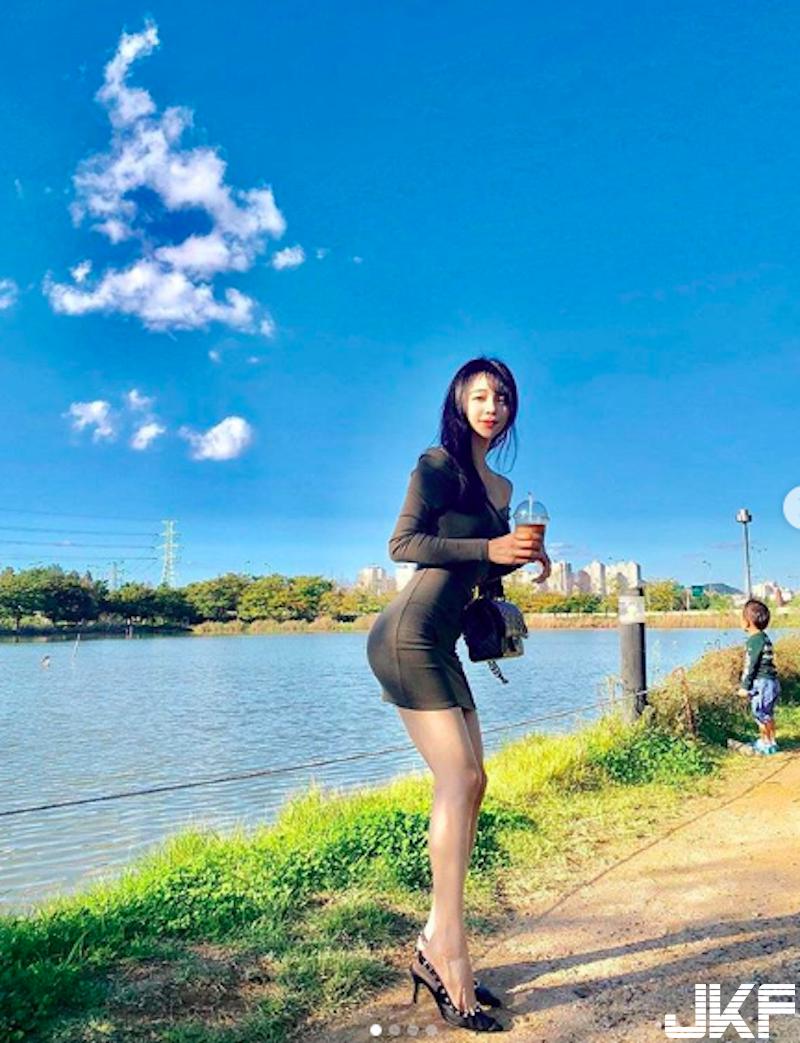 太辣！「小蠻腰正妹」海邊散步！絕妙Ｓ曲線自拍好撩人！