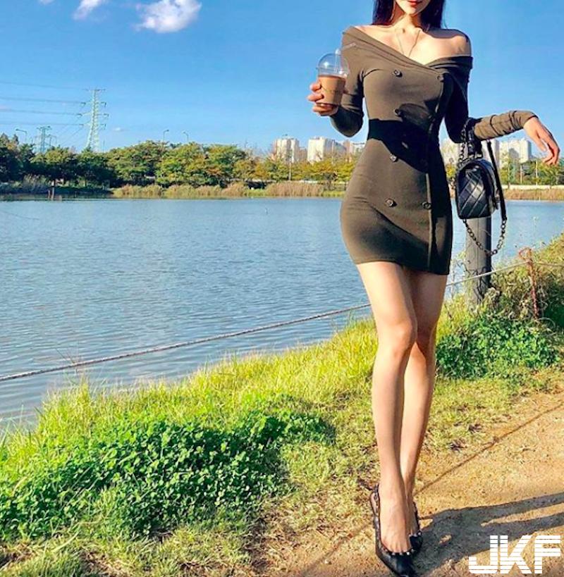 太辣！「小蠻腰正妹」海邊散步！絕妙Ｓ曲線自拍好撩人！