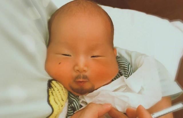 謝楠「假摔炫富」新高度，看到地上的東西，網友:完勝所有人！ - COCO01
