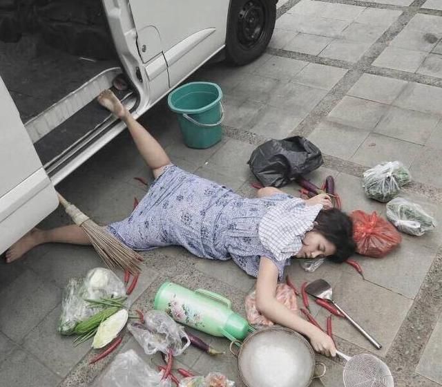 謝楠「假摔炫富」新高度，看到地上的東西，網友:完勝所有人！ - COCO01