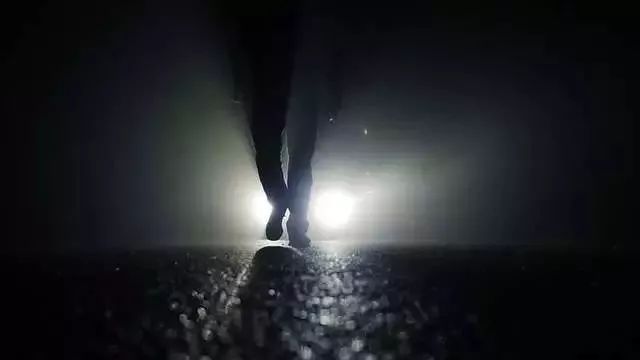千萬別在樹林玩「手電筒遊戲」！！因為黑暗中你不知道到底還有誰...