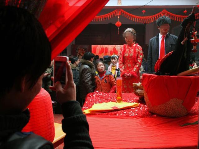 母親讓我嫁給有錢傻子，抗拒3年後無奈答應，訂婚宴上我覺得賺了