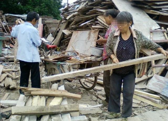 母親贈女乞丐百萬存款，兒子婚禮上才說背後隱情，女人身份不一般