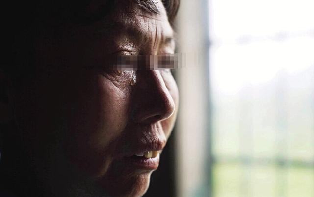 母親贈女乞丐百萬存款，兒子婚禮上才說背後隱情，女人身份不一般