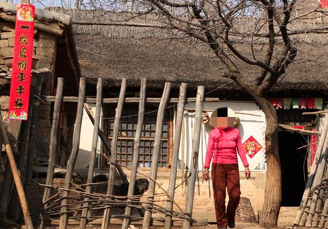 村婦參加兒子婚禮，被兒子攆走，留下一破包，兒子打開後哭紅了眼