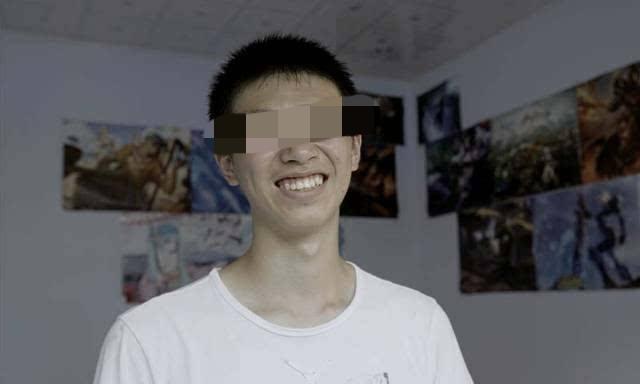 村婦參加兒子婚禮，被兒子攆走，留下一破包，兒子打開後哭紅了眼