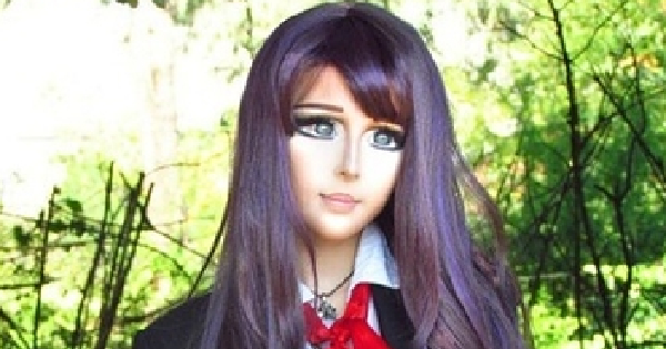 她每天花3小時「把自己畫成2次元漫畫」，被罵又醜又假！但她「一卸妝」網友全結巴了！