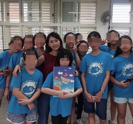 【爸爸每天準時接孩子放學！】國小正妹女老師迷人電眼，清純甜美被贊爆！