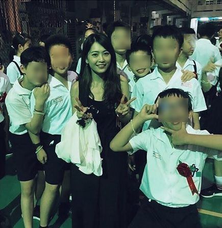 【爸爸每天準時接孩子放學！】國小正妹女老師迷人電眼，清純甜美被贊爆！