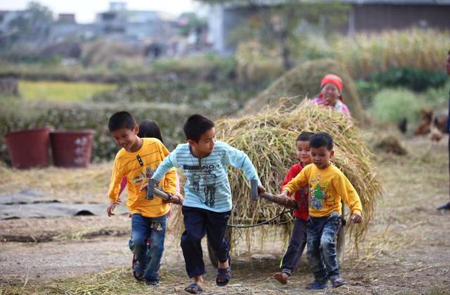 老人想進城看孫子，卻總遭兒子兒媳拒絕，5歲小孫女無意說出真相