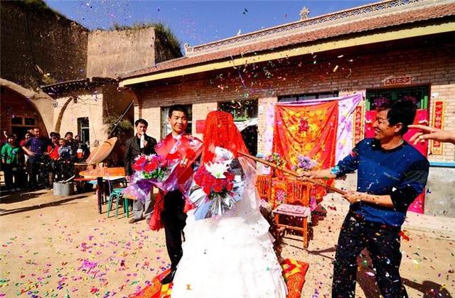 女子婚前弄丟戒指，那幾天流浪狗表現怪異，婚禮上她卻收穫了驚喜