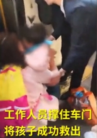 粗心媽只顧低頭滑手機　回神才驚覺女兒跌進縫隙