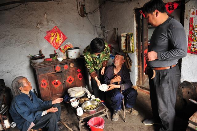 不孝兒找父親要錢，叔叔說：你照顧你媽一個月，我給你十萬