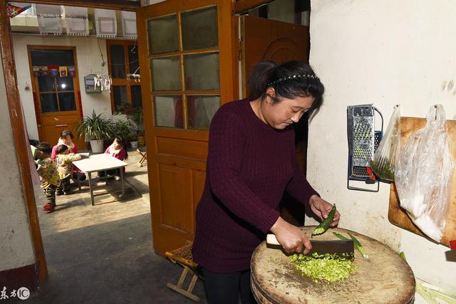 媽媽照顧一傻老太太每天送飯吃，兒子重病無錢治，老人拿出一玉鐲