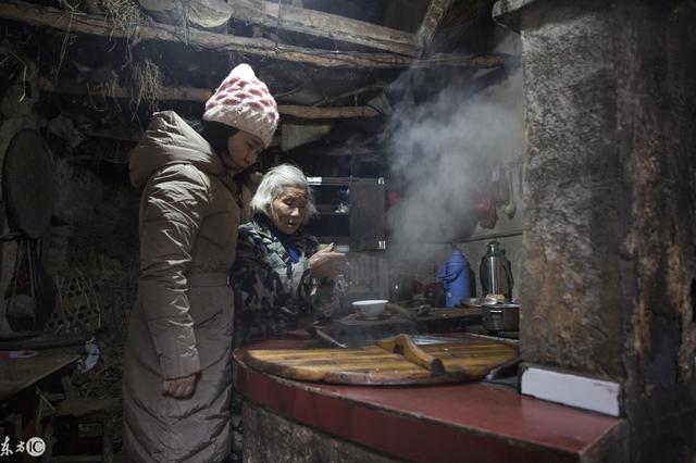 媽媽照顧一傻老太太每天送飯吃，兒子重病無錢治，老人拿出一玉鐲
