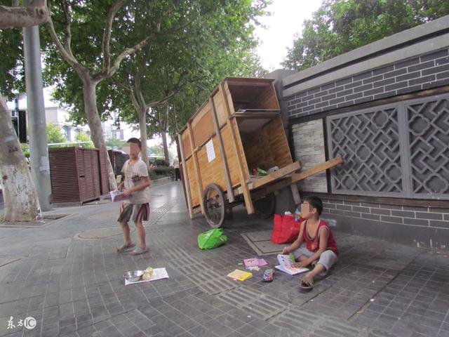 闊別十八年，女乞丐上門討飯，露出胳膊他卻下跪喊姐