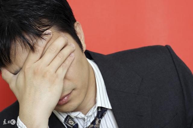生意失敗背巨債，找大哥借錢卻被趕出，回家父母給了他二十萬