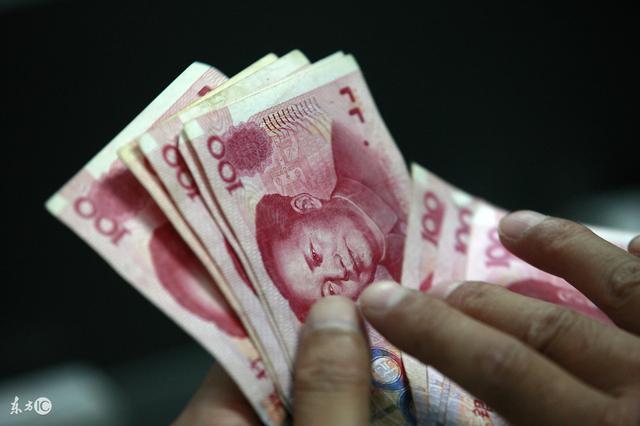 生意失敗背巨債，找大哥借錢卻被趕出，回家父母給了他二十萬