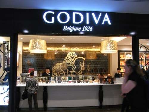 姊姊托他在情人節前買GODIVA的巧克力，他誤聽帶回的「超奇葩巧克力」害我狂笑到家人都來關切了！