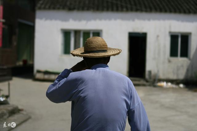 孫子病重沒錢治，爺爺跪遍全村借錢無人肯借，他忽然回來跪求原諒