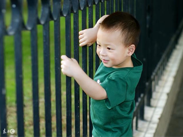 孫子病重沒錢治，爺爺跪遍全村借錢無人肯借，他忽然回來跪求原諒