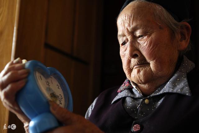 小兒子一家總嫌老母親偏心，老母親臨死前說出實情，小兒子痛哭