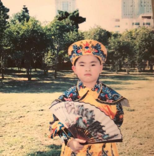 看幼兒園「宮廷風畢業照」以為她是皇族！　亞裔少女讓惡霸再也不敢欺負她　