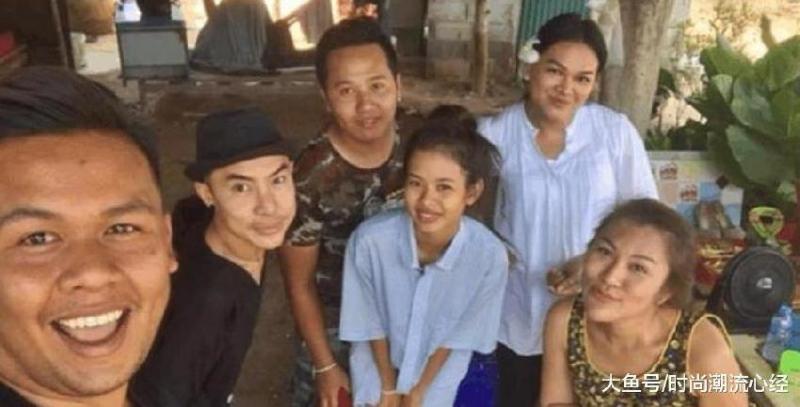 新娘結婚遇錯化妝師，被自己的濃妝丑哭了。經好心人幫她重畫之後，實在是太驚豔了！ 