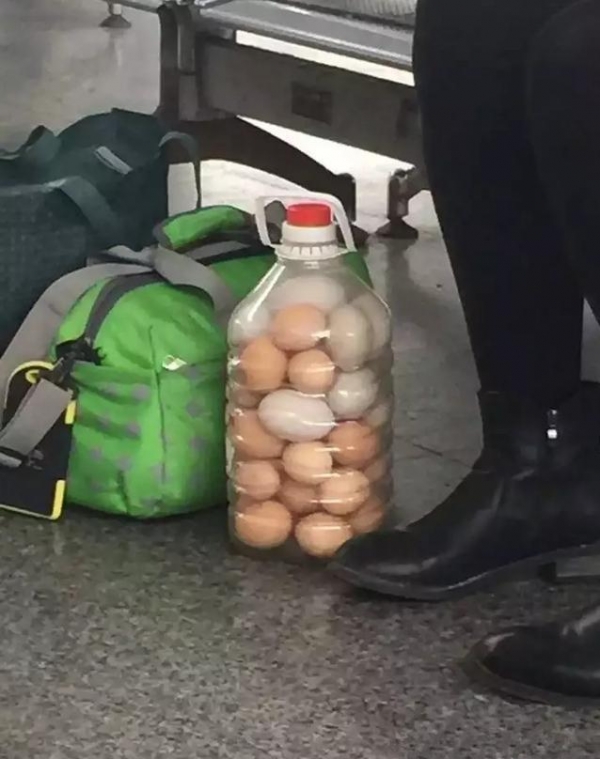 妹子，今天風那麼大，快找個地方躲一下吧，，沒想到下一秒竟然…都別攔我，我要娶個這樣子的姑娘