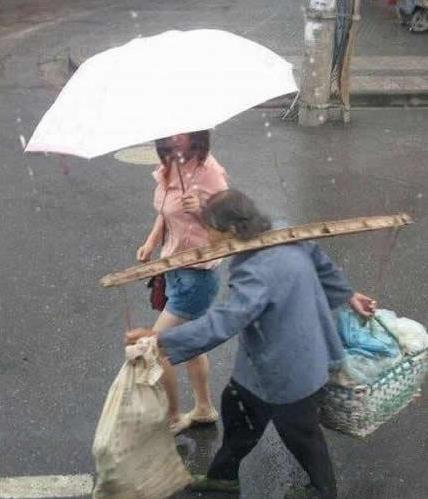 妹子，今天風那麼大，快找個地方躲一下吧，，沒想到下一秒竟然…都別攔我，我要娶個這樣子的姑娘