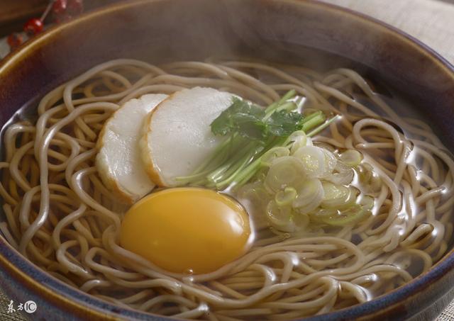落魄老太討飯吃，夫婦給其做了一碗雞蛋面，不想兩天後店門被圍堵