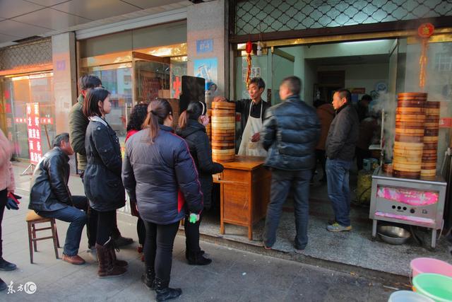 落魄老太討飯吃，夫婦給其做了一碗雞蛋面，不想兩天後店門被圍堵