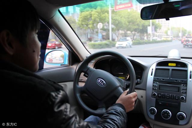 開計程車拉了個老鄉，少收了五塊錢，沒想到救自己老母親一條命