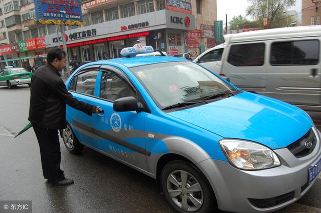 開計程車拉了個老鄉，少收了五塊錢，沒想到救自己老母親一條命