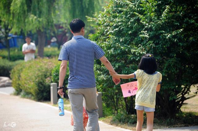 男人帶個傻女孩回家養，妻子不願，知道傻女孩的身份，妻子傻了