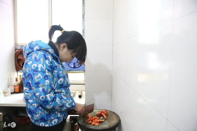男人帶個傻女孩回家養，妻子不願，知道傻女孩的身份，妻子傻了