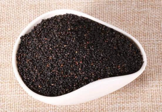 膝蓋疼痛難忍？黑芝麻＋1物，根治滑膜炎，腰腿疼痛「不藥而愈」