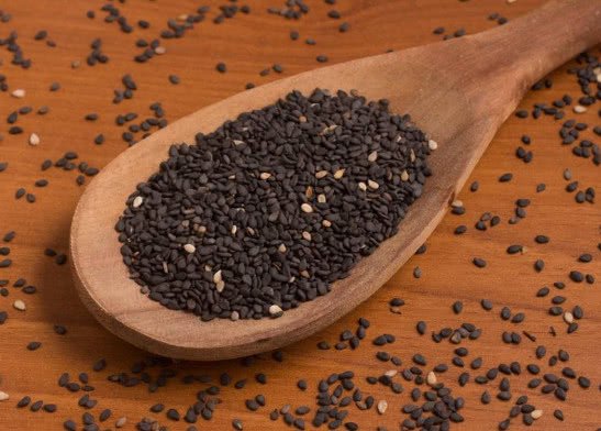 膝蓋疼痛難忍？黑芝麻＋1物，根治滑膜炎，腰腿疼痛「不藥而愈」