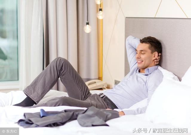 男人晚上睡覺總出汗，這是怎麼回事？要從這3方面找原因