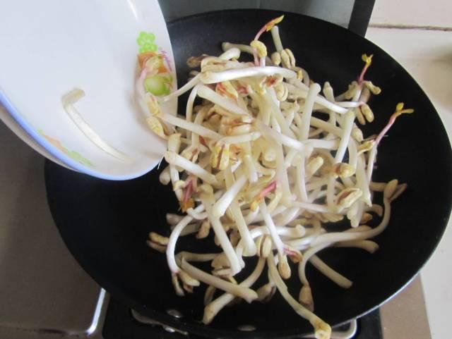 花生是長壽果，但也是催命符！這4種人越吃越傷身！