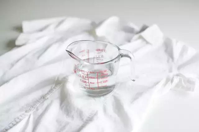 洗衣服紙巾沒掏，衣物沾滿紙屑！一招教你3分鐘去除紙屑，超實用