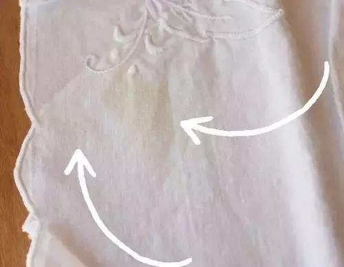 洗衣服紙巾沒掏，衣物沾滿紙屑！一招教你3分鐘去除紙屑，超實用