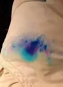 洗衣服紙巾沒掏，衣物沾滿紙屑！一招教你3分鐘去除紙屑，超實用