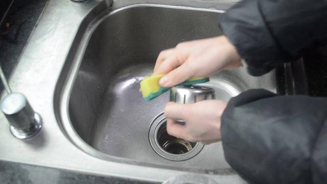 在衛生間多放一把食鹽，關鍵時刻用一點，解決很多清潔難題，一學就會！ 