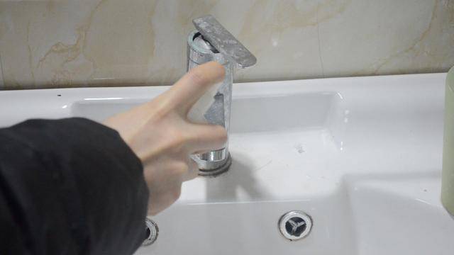 在衛生間多放一把食鹽，關鍵時刻用一點，解決很多清潔難題，一學就會！ 